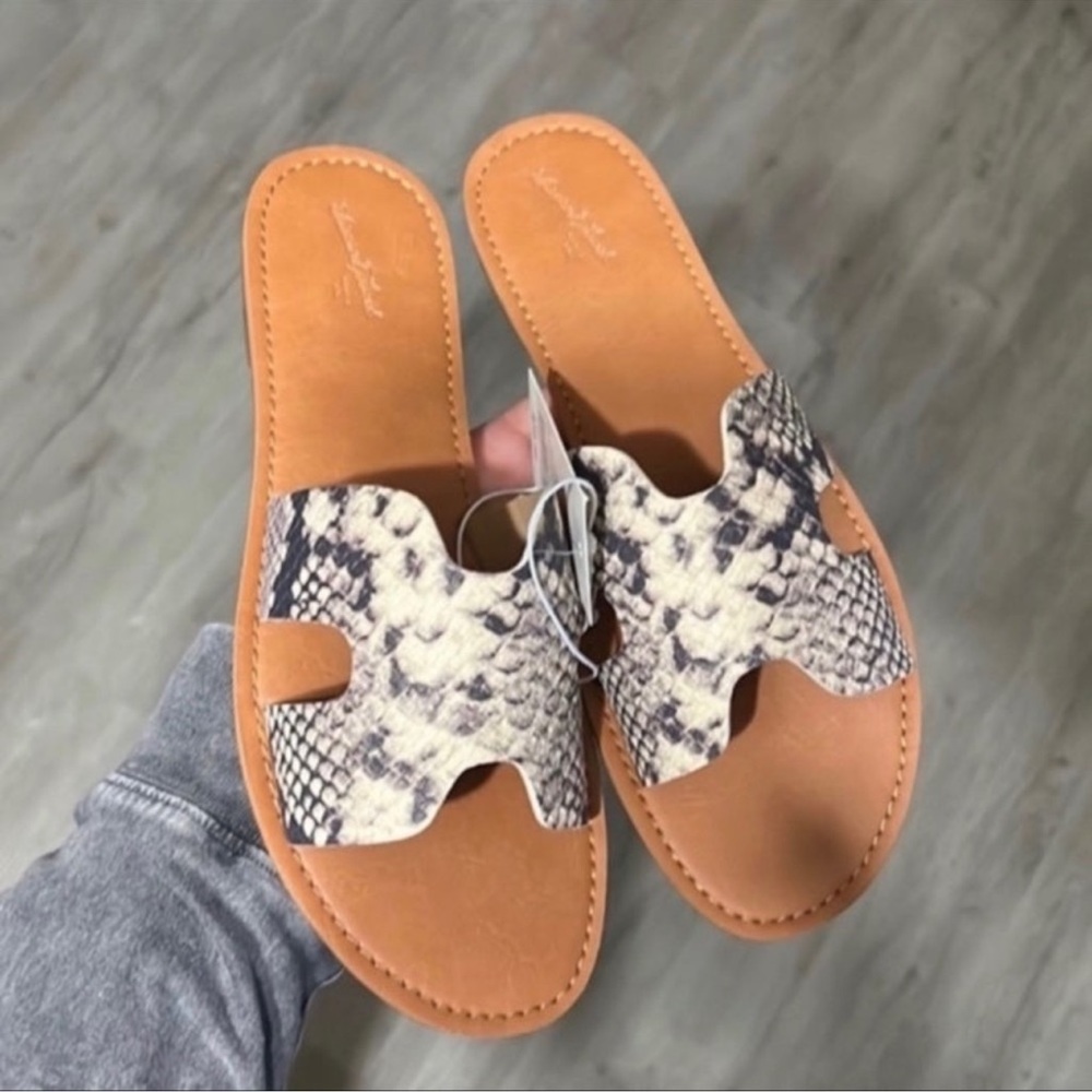 UNIVERSAL THREAD SANDALS